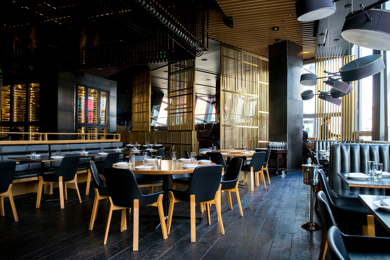 Eleganckie wnętrze restauracji Sedrofik